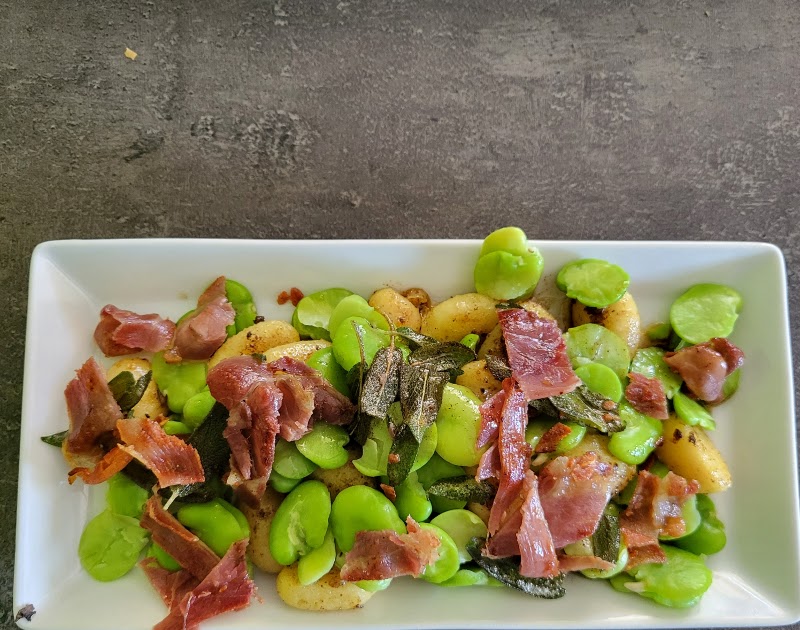 Gnocchi aux fèves, jambon de parme, ricotta et sauge