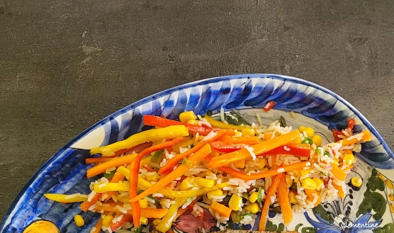 Salade de riz aux carottes, maïs, poivrons et basilic