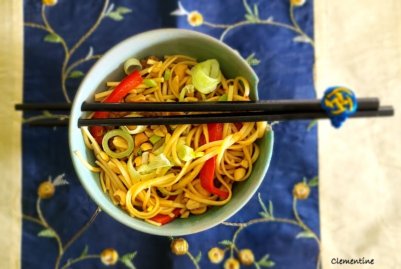 Wok de nouilles, viande de bœuf et poivrons rouges