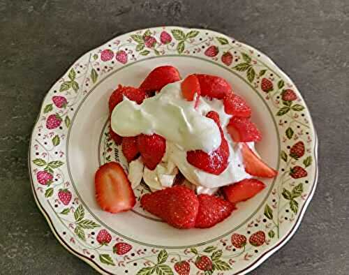 Fraises, meringue et crème fouettée