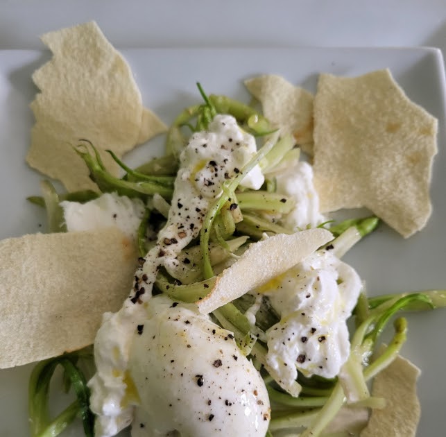 Tortino pane carasau, burrata e puntarelle - puntarelle avec burrata et pain sarde