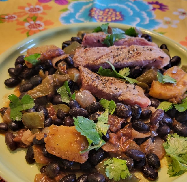 Bœuf aux haricots noirs et aux bananes plantains