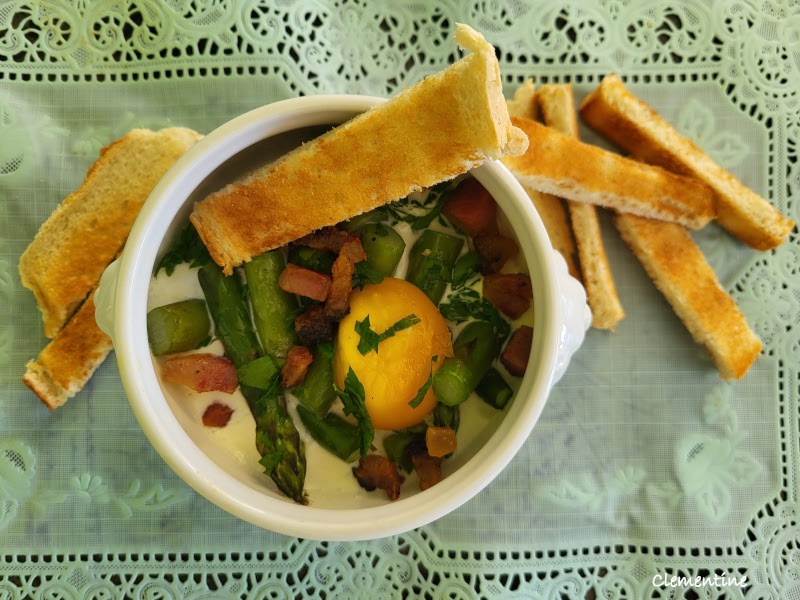 Baked eggs carbonara aux asperges