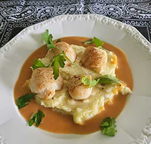 Noix de Saint Jacques sur purée à la sauce homard