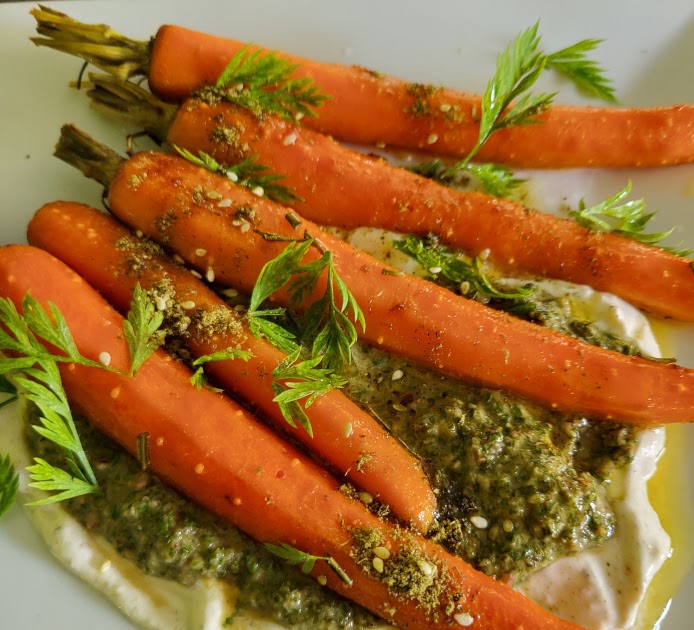 Carottes rôties, salsa verde de fanes, yaourt à l’ail confit de Fabrice Mignot