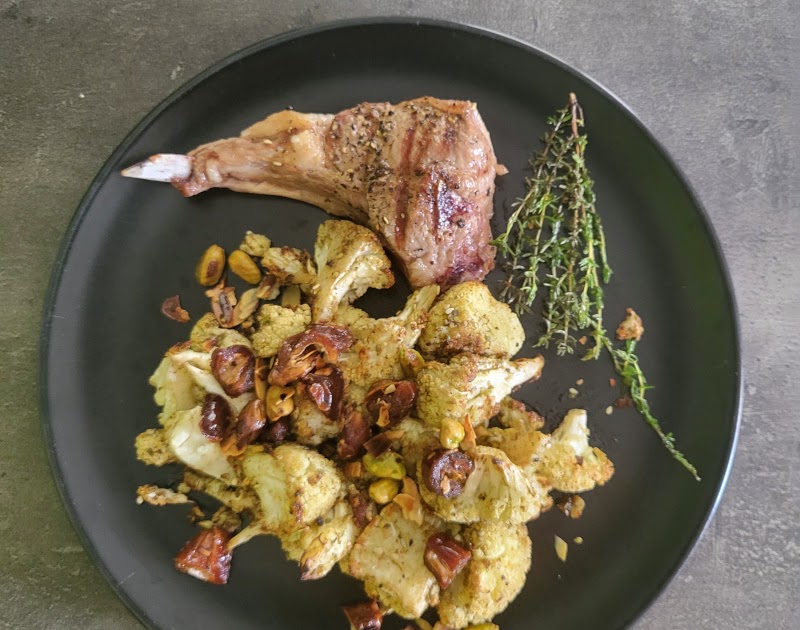 Chou-fleur rôti au za'atar, dattes et pistaches
