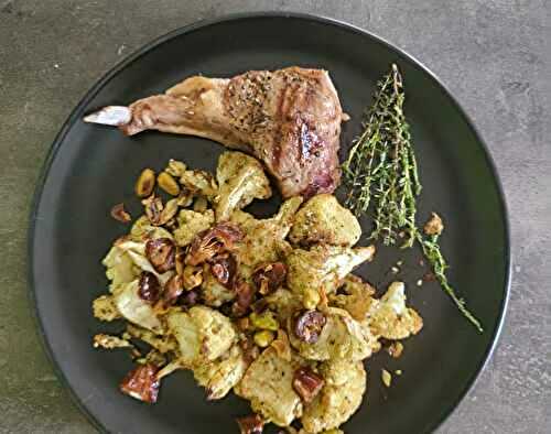 Chou-fleur rôti au za'atar, dattes et pistaches