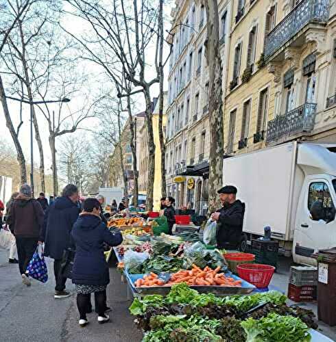 Lyon - Marché de la Croix-Rousse, l'Auberge des Canuts et l'Horloge astronomique