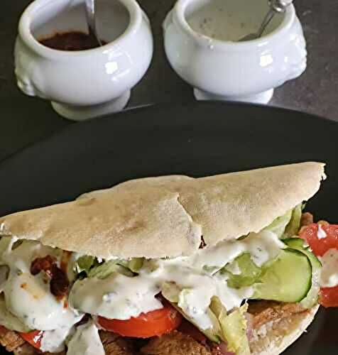 Pain pita au shawarma