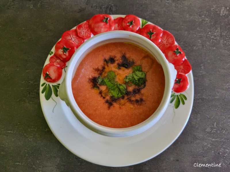 Soupe glacée de tomates marinées à l'ail et aux aromates