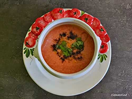 Soupe glacée de tomates marinées à l'ail et aux aromates
