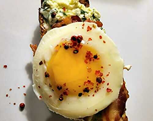 Toast à l'œuf poché, bacon et mascarpone