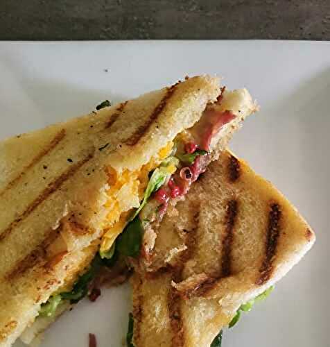 Croque pastrami cheddar