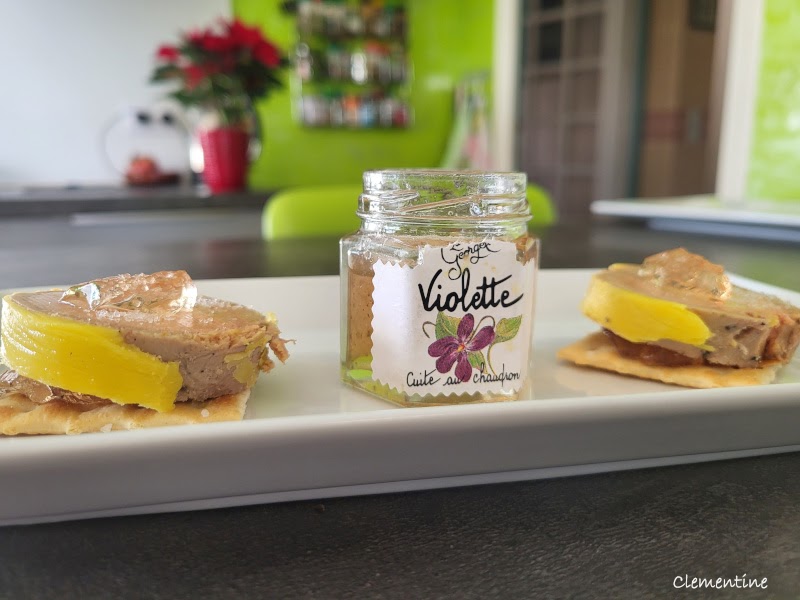 Crackers au foie gras et gelée de violettes