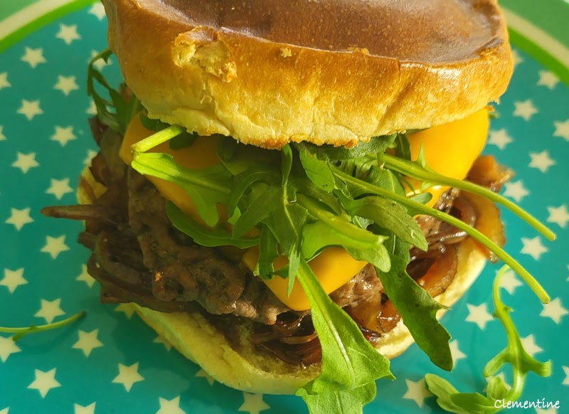 Hamburger à la fondue d'oignons