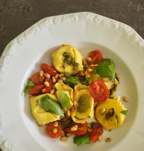 Tortelloni, tomates et pesto