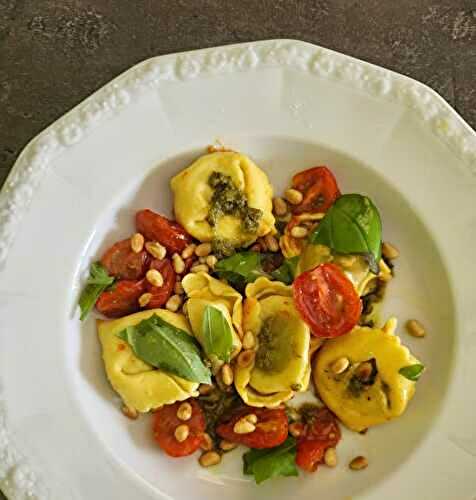 Tortelloni, tomates et pesto