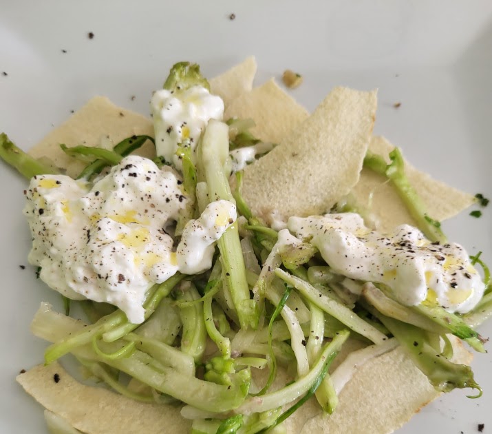 Tortino pane carasau, burrata e puntarelle - puntarelle avec burrata et pain sarde