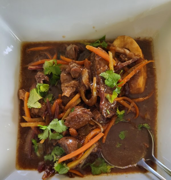 Jarret de bœuf braisé avec salade aigre-douce  de Nigella Lawson