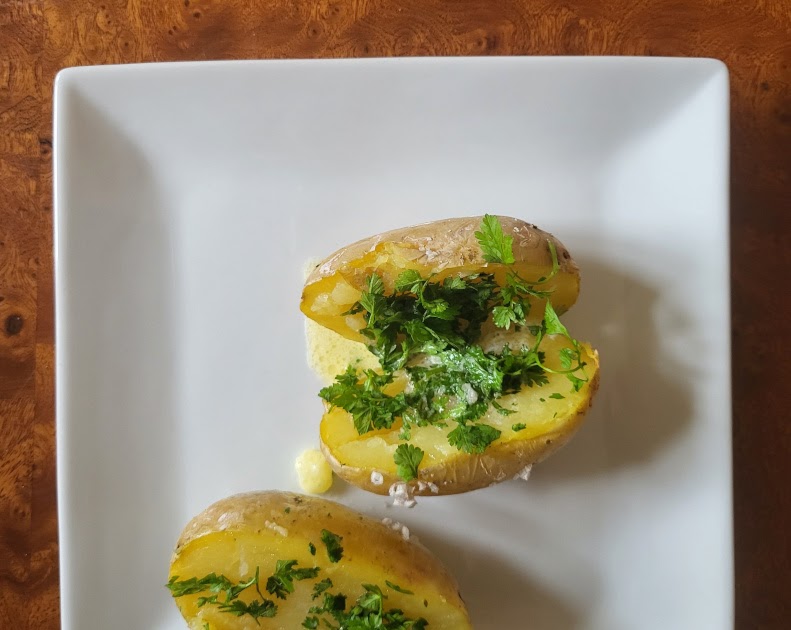Pommes de terre au four au beurre, crème fraîche et cerfeuil