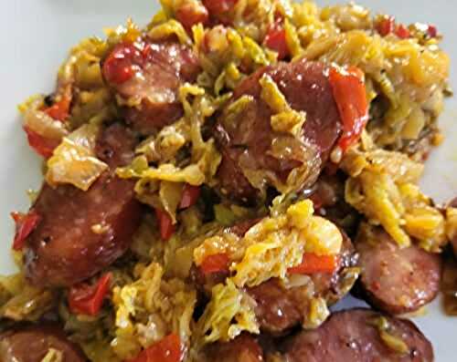 Chou vert, saucisse fumée, cajun et poivrons