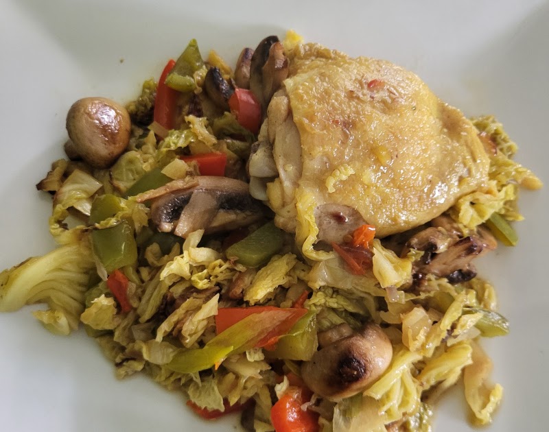 Chou vert, poivron et poulet