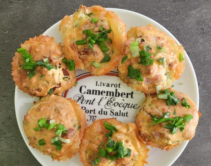 Muffins camembert, lardons et herbes fraîches