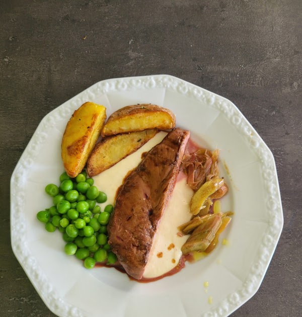 Magret de canard laqué , rhubarbe marinée et petits pois fumés de Fabrice Mignot