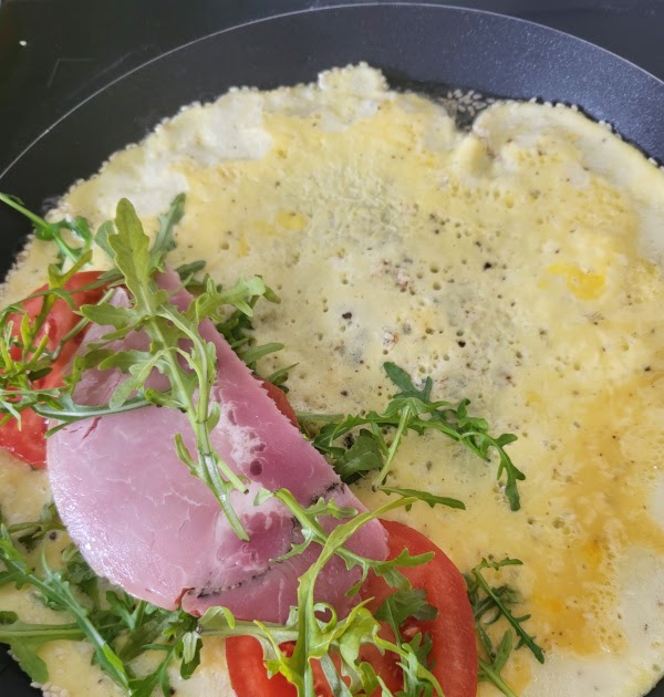 Omelette au jambon, tomate et roquette
