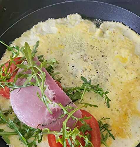Omelette au jambon, tomate et roquette