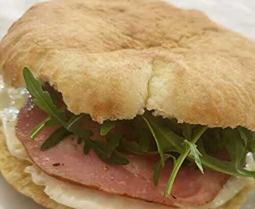 Pain puccia, œuf, porc rôti et roquette