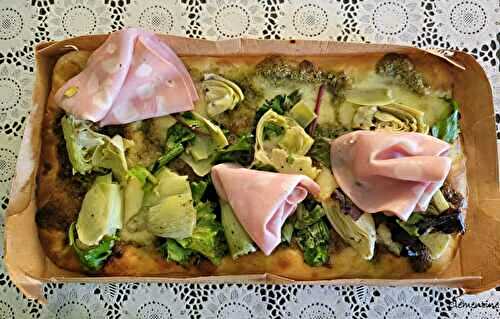 Pinsa au pesto de pistache, mozzarella, mortadelle et artichauts