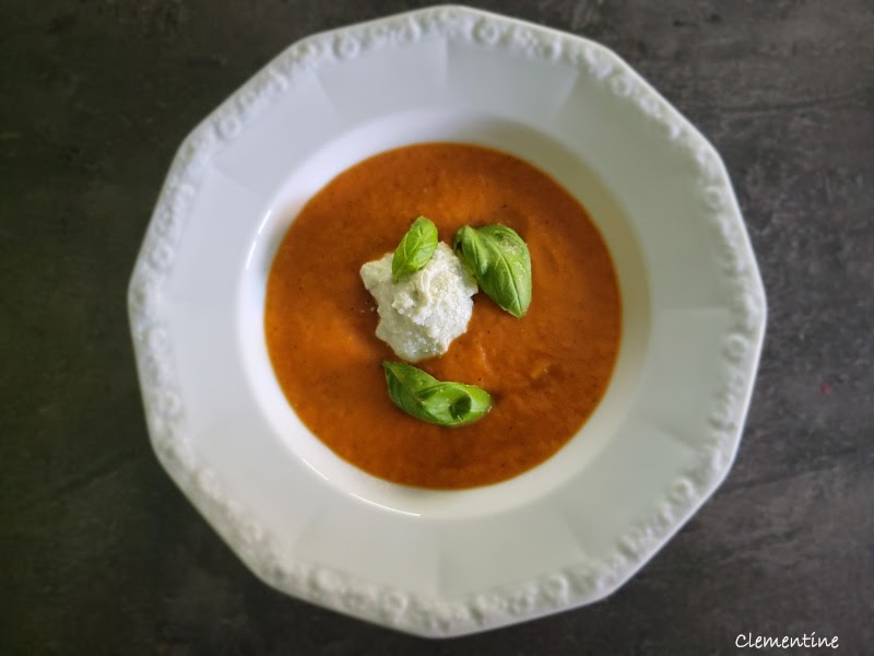 Crème froide de tomates à la glace de Roquefort