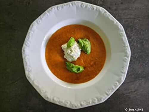 Crème froide de tomates à la glace de Roquefort