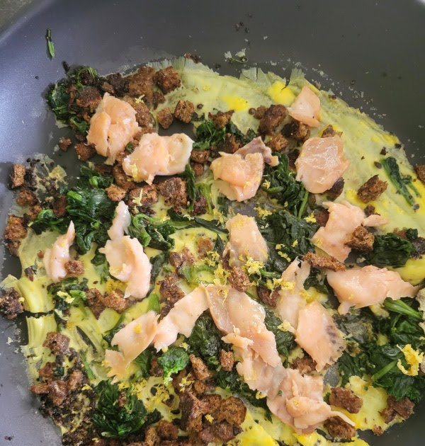 Omelette au saumon fumé et pain de seigle de Jamie Oliver