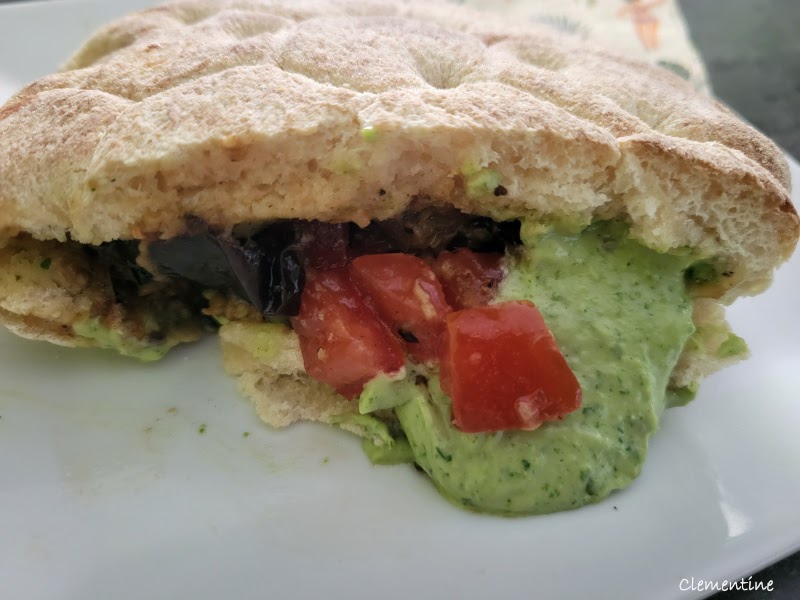 Pain pita froid aux aubergines, tomates et tahini 