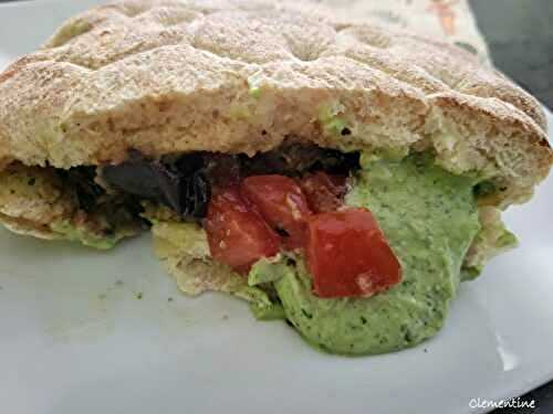 Pain pita froid aux aubergines, tomates et tahini 