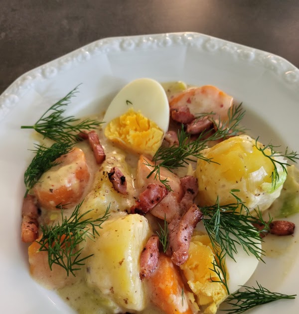 Ragoût d'œufs à la moutarde avec du lard croustillant