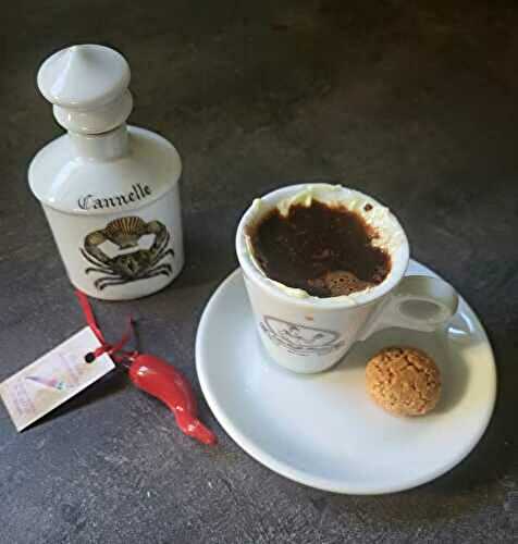 Caffè al peperoncino, cannella e cioccolato bianco