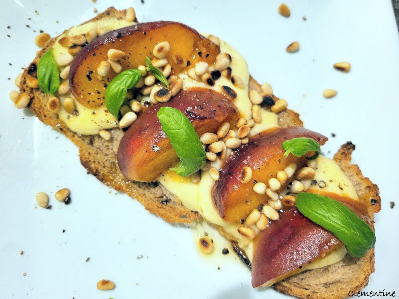 Bruschetta à la mozzarella gratinée et pêches rôties