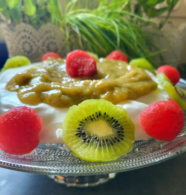 Pavlova rhubarbe, kiwi et pastèque