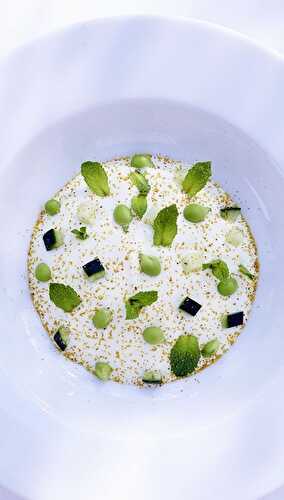 Raita de concombre, petits pois et menthe au yaourt à la grecque