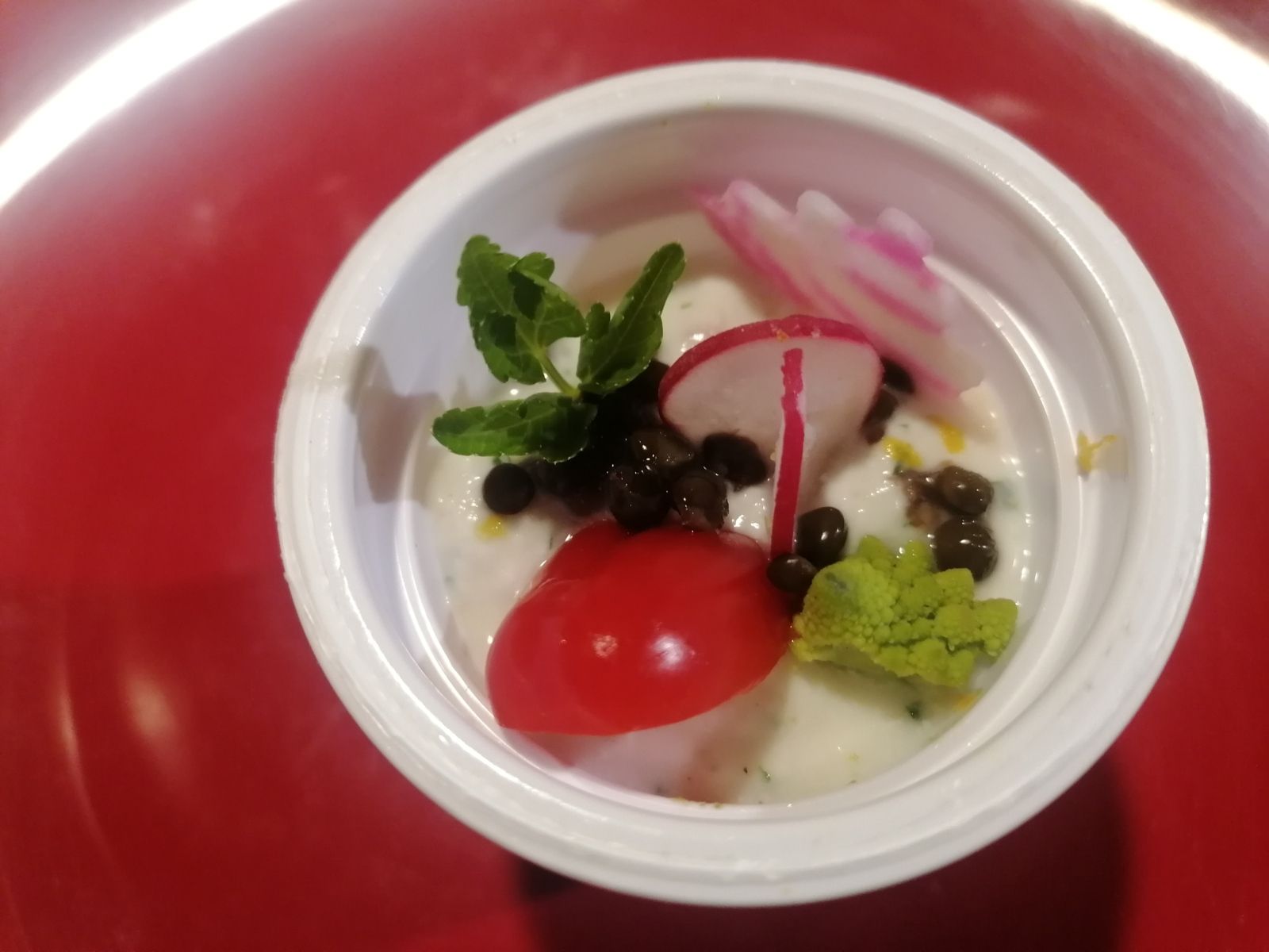 Verrine de cervelle des Canuts, lentilles Beluga, pesto de fanes de radis,