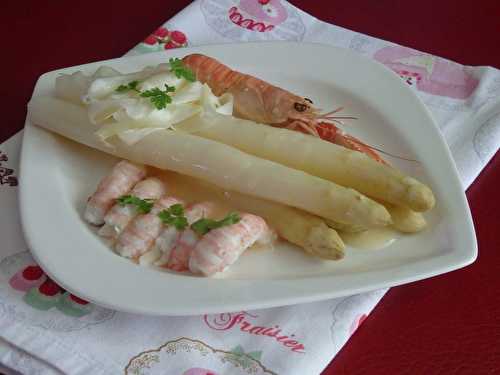 Asperges crues et cuites, langoustines et sauce citronnée