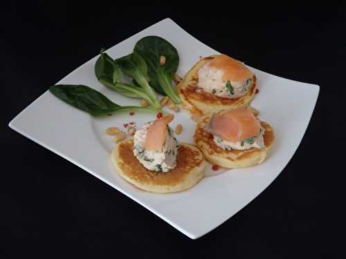 Blinis farine de maïs, rillettes de truite fumée aux baies roses