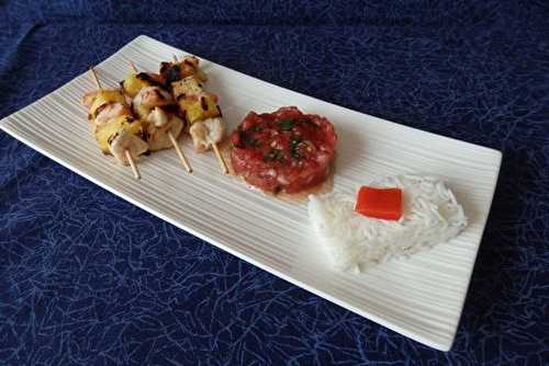 Brochettes crevette, poulet, ananas et tartare de tomates basilic