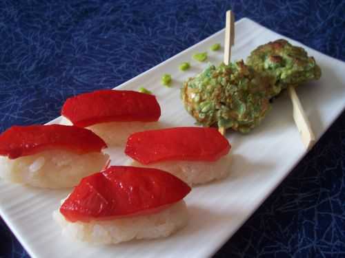 Brochettes de poulet aux pois wasabi et leurs nigiri au poivron grillé