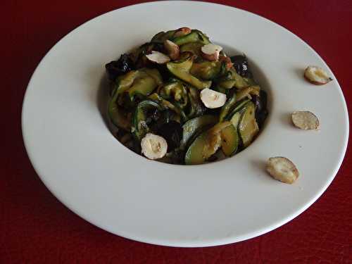 Courgettes sautées à l’estragon, noisettes et olives