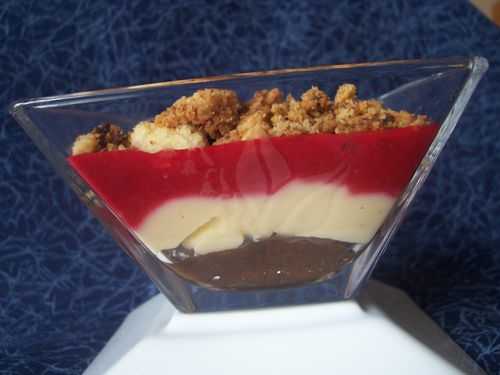 Crumble de pruneaux à l'Armagnac et coulis framboise coco