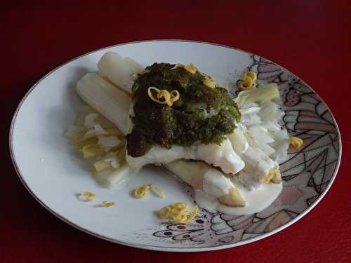 Dos de cabillaud panure à l’ail des ours, poireaux et asperges